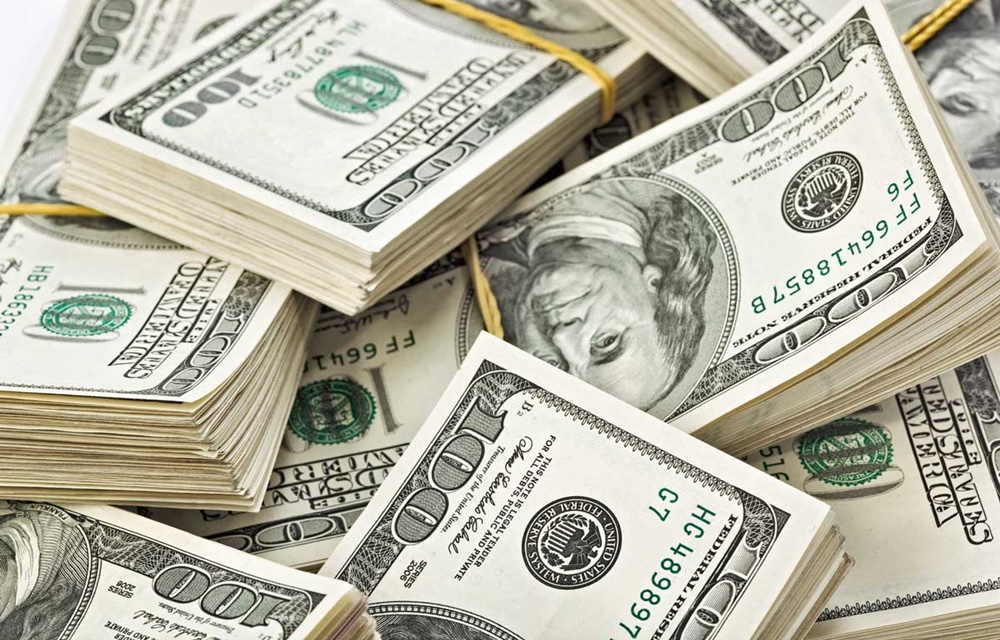 Ir para  <p>Em um dia de poucos neg&oacute;cios por causa do feriado nos Estados Unidos, a moeda norte-americana subiu e fechou no n&iacute;vel mais alto em mais de 40 dias. O d&oacute;lar comercial encerrou esta segunda-feira (5)...